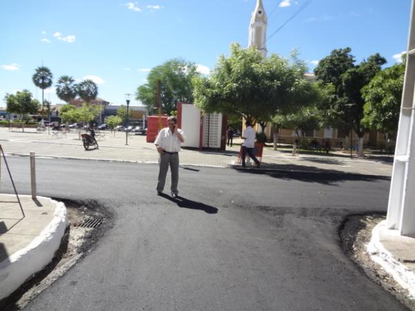 Avelino Neiva verifica obras de pavimentação asfáltica em Floriano.(Imagem:FlorianoNews)