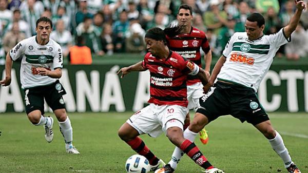 Ronaldinho reclamou de pênalti não marcado no primeiro tempo.(Imagem: Marco André Lima / Agência Estado)