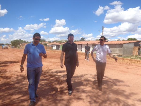 Prefeito Gilberto Júnior visitou obras de pavimentação asfáltica na Av. Beira-Rio.(Imagem:FlorianoNews)