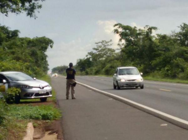 Fizcalização na BR-343, sentido litoral do Piauí.(Imagem:Pedro Santiago/G1)