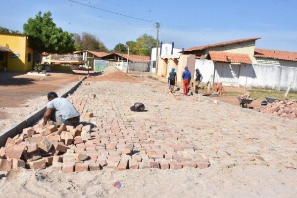 Bairro Cajueiro II recebe implantação de pavimentação poliédrica.(Imagem:SECOM)