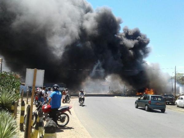 Incêndio destrói pilha de materiais recicláveis na BR-230, em Floriano(Imagem:FlorianoNews)