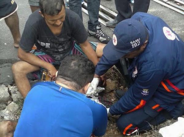 Samu prestou os primeiros socorros e vítima foi levada ao HUT.(Imagem:Raimundo Lima/TV Clube)