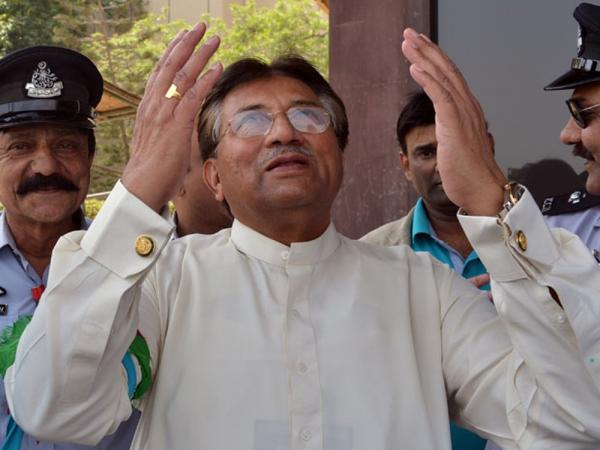 O ex-presidente do Paquistão, o general Pervez Musharraf, chegou neste domingo ao aeroporto internacional de Karachi(Imagem:AFP Photo/Aamir Qureshi)
