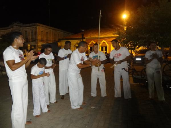 Grupo ?Abadá Capoeira? se apresentou neste domingo no centro de Floriano.(Imagem:FlorianoNews)