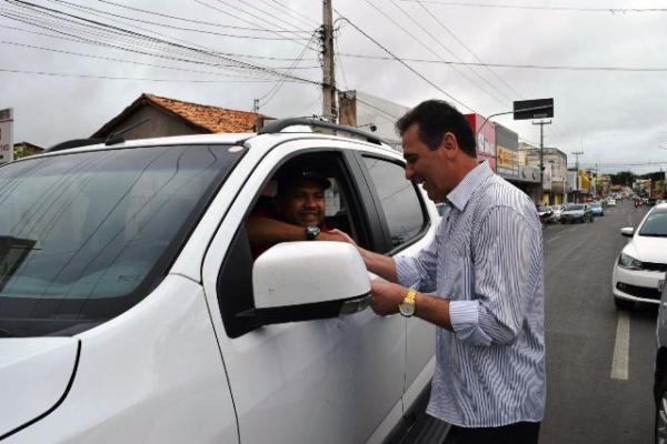 Prefeito Gilberto Júnior e PM fazem panfletagem com dicas de segurança para o carnaval.(Imagem:Waldemir Miranda)