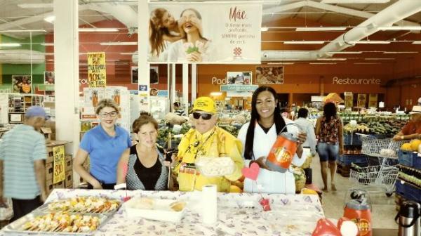 Carvalho Supermercado oferece café da manhã em homenagem ao Dia das Mães.(Imagem:FlorianoNews)