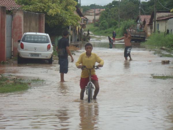 Muita gente teve dificuldades de sair de casa(Imagem:redação)