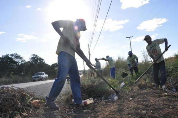 Equipes da Secretaria de Infraestrutura avançam nos trabalhos de limpeza em Floriano.(Imagem:SECOM)