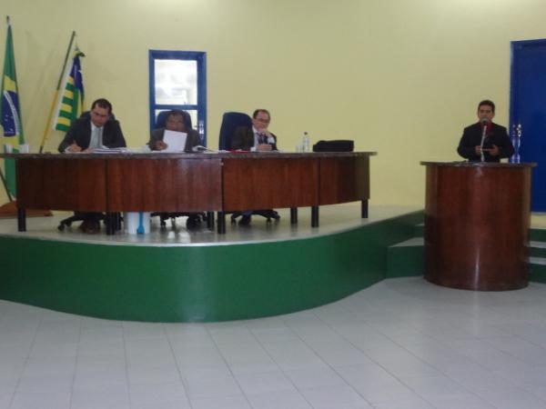 Na mesa, os vereadores Lauro César de Morais (PDT), Manoel Simplício da Silva (PV) e Antônio Reis (PSDC). Em plenária vereador Miguel Vieira (PTB).(Imagem:FlorianoNews)