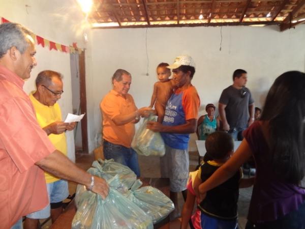 Sr Gregório Monteiro entregou cestas básicas aos moradores do Cajueiro Dois.(Imagem:FlorianoNews)