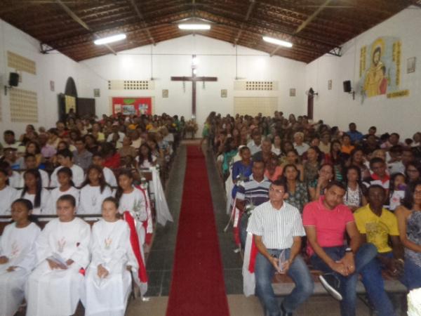 Jovens recebem Sacramentos da Primeira Eucaristia em Floriano.(Imagem:FlorianoNews)