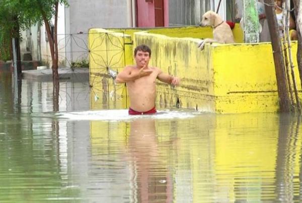 Chuva causa alagamentos e rua vira piscinão em Parnaíba(Imagem:Jota Araújo)