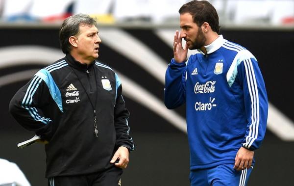 Estreante no cargo, técnico Tata Martino conversa com Higuaín.(Imagem:Agência AFP)