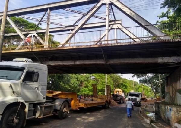 Asfalto rompe e tráfego de veículos na Avenida Maranhão é interrompido.(Imagem:CidadeVerde.com)