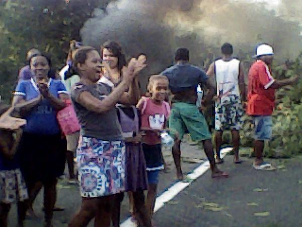 Moradores ateiam fogo em pneus fechando a BR-343 durante duas horas.(Imagem:FlorianoNews)