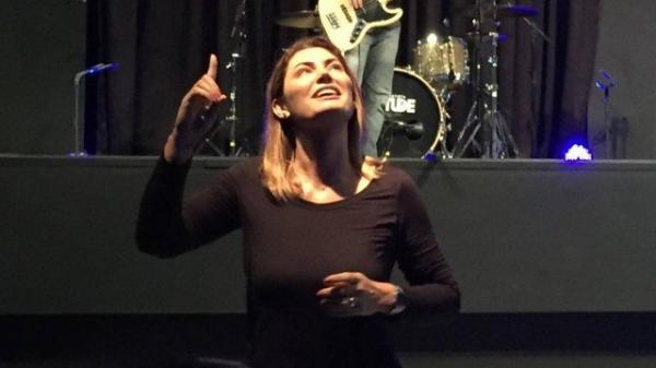 Michelle Bolsonaro no culto da última quarta-feira, 31, interpretando em Libras as músicas que tocavam na igreja: rotina não mudou.(Imagem:Júlia Barbon/Folhapress)