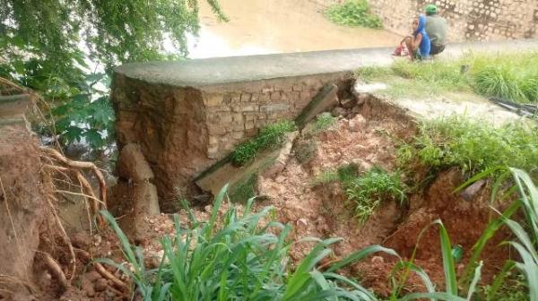 Ponte de córrego na Praça de Eventos de Floriano apresenta rachaduras após chuvas.(Imagem:FlorianoNews)