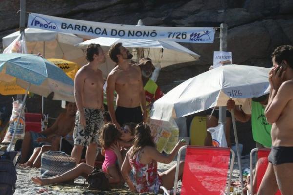 Grazi Massafera e Cauã Reymond curtem praia juntos no Rio.(Imagem:Delson Silva e Marcus Pavao / AgNews)