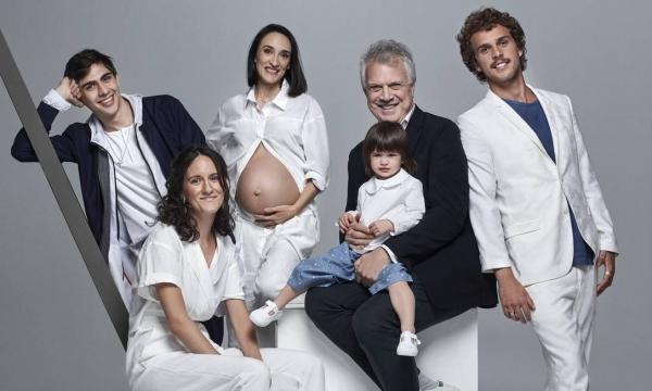 José Pedro, Ana, Maria (grávida de cinco meses), Bial (com Laura no colo) e Theo.(Imagem:Bob Wolfenson)