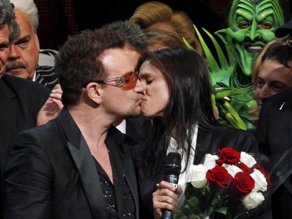Bono dá um selinho em Julie Taymor, diretora de 'Homem-Aranha'(Imagem:Divulgação)