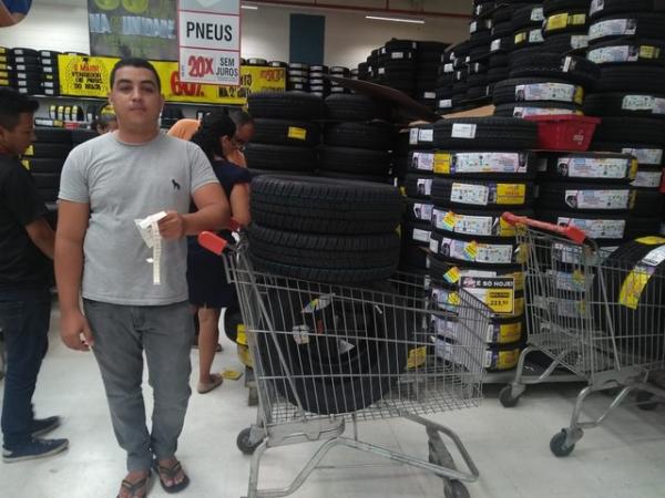 Consumidor comprou pneus para renovar o veículo, em Teresina.(Imagem:Glayson Costa/G1)