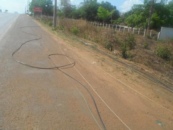 Caçamba atinge cordoalha de aço e derruba 4 postes de energia elétrica em Floriano.(Imagem:FlorianoNews)