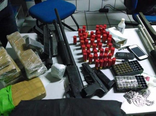Drogas e pistola de PM morto em sítio foram encontrados com o grupo.(Imagem:Polícia Militar)