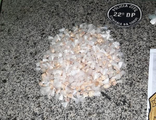 325 pedras de crack encontradas com o suspeito.(Imagem:Divulgação/Polícia Civil)