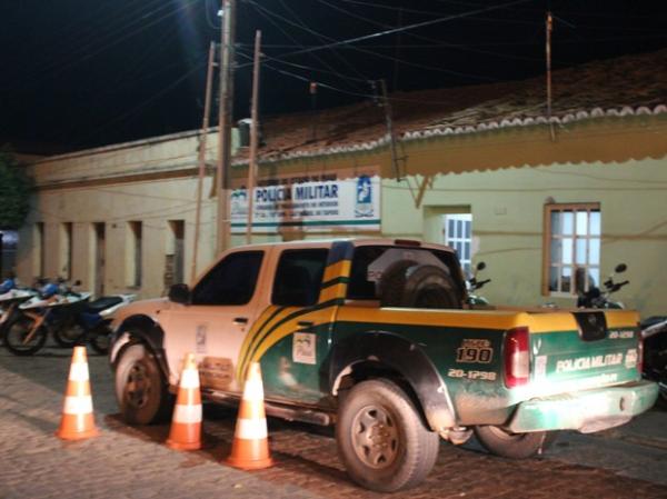 Polícia prossegue nas buscas e monta barreiras para localizar suspeito da chacina.(Imagem:Ellyo Teixeira/G1)