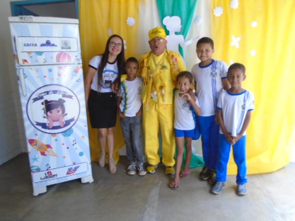 Escolas de Floriano recebem geladeiras literárias do projeto Fome de Leitura.(Imagem:FlorianoNews)
