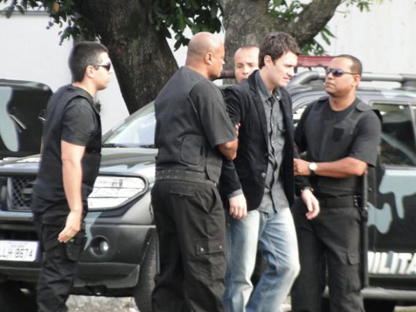 Léo chega ao presídio.(Imagem: Insensato Coração / TV Globo)