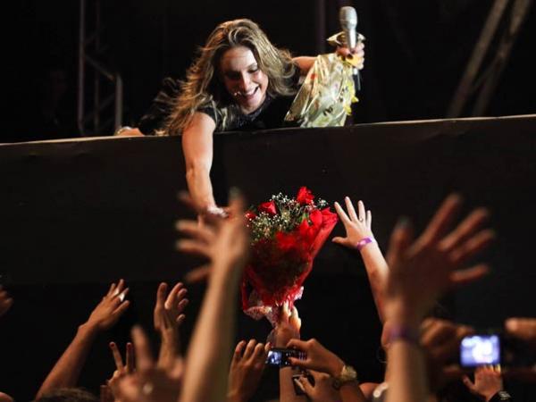 Cantora recebe flores dos fãs(Imagem:Divulgação)