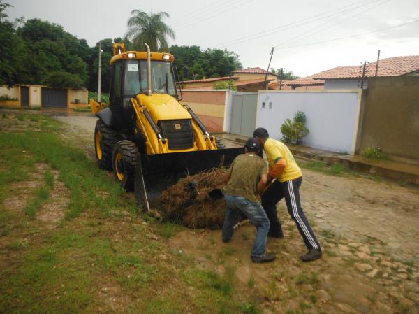 Prefeitura já começou mutirão de limpeza nos bairros de Floriano.(Imagem:FlorianoNews)