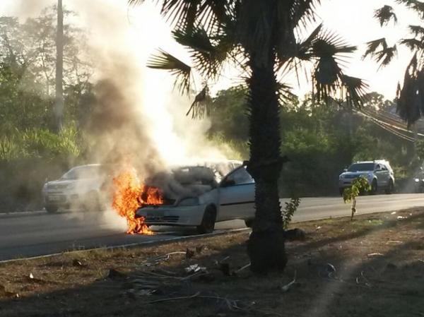 Carro pegou fogo na Ladeira do Uruguai em Teresina.(Imagem:Dalyne Barbosa)