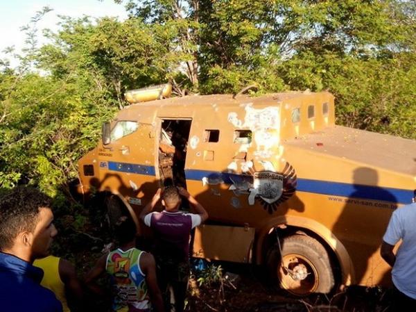 Carro forte foi alvo de assaltantes em Canto do Buriti, no Sul do Piauí.(Imagem:Cleiton Maciel/Arquivo Pessoal)