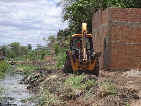 Prefeitura de Floriano realiza limpeza da galeria para evitar alagamentos.(Imagem:FlorianoNews)