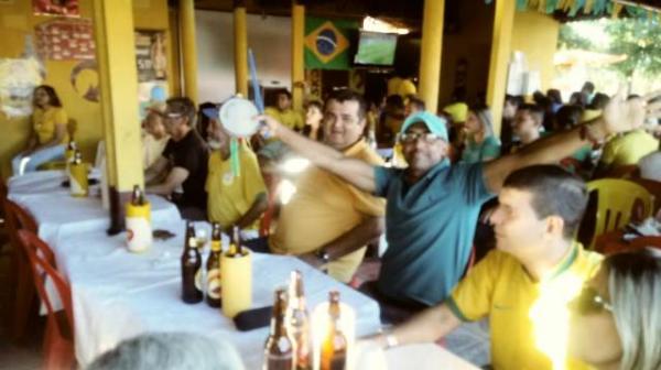 Torcida acompanha o jogo do Brasil com muita animação em Floriano.(Imagem:FlorianoNews)
