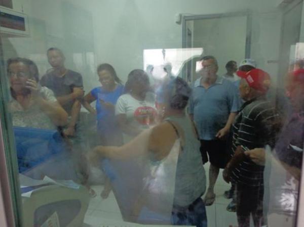 Funcionários e clientes ficaram trancados na lotérica(Imagem:Climério Silva/Amarantenet)