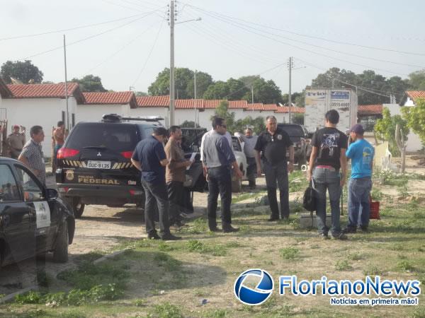 Invasores desocupam casas do Conjunto Habitacional José Pereira, em Floriano.(Imagem:FlorianoNews)