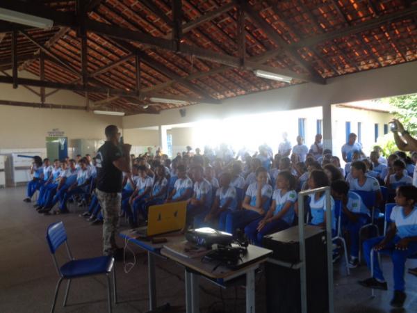 Unidade Escolar Fauzer Bucar recebe palestra sobre prevenção às drogas.(Imagem:FlorianoNews)