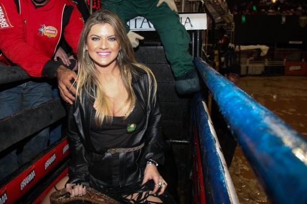 Mirella Santos monta em touro durante rodeio em Cajamar, São Paulo.(Imagem:Manuela Scarpa/Photo Rio News)