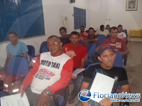 Mototaxistas de Floriano participam de capacitação.(Imagem:FlorianoNews)