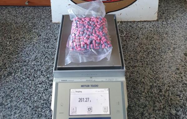 Ao todo, foram apreendidos 512 compridos de ecstasy, remetidos pelos Correios (Imagem:Divulgação/PF)