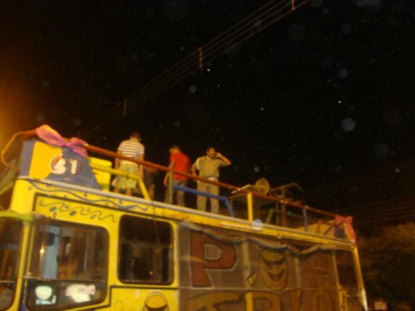 Em minutos a policia teve que subir no trio, pois teve inicio de uma confusão, isso agitou o público impassiente(Imagem:redação)