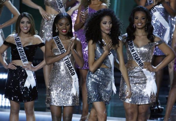  Brasileira Monalysa Alcântara (3ª na foto) ficou entre as top 10 do Miss Universo 2017.(Imagem:AP Photo/John Locher)