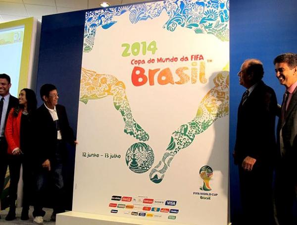Embaixadores da Copa apresentam o pôster oficial do Mundial de 2014.(Imagem:Marcelo Baltar )