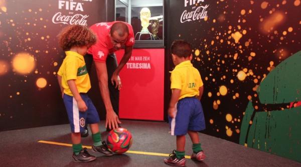 Sósias de David Luiz e Thiago Silva 'jogam' bola com Rivaldo em Teresina.(Imagem:Josiel Martins)