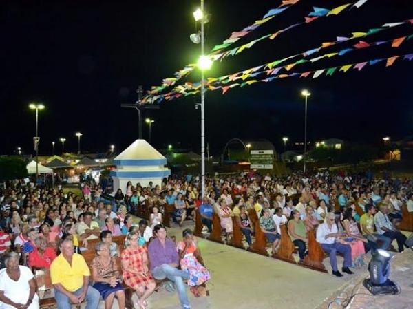 População reunida no adorno da Igreja Matriz de São João do Piauí.(Imagem:Fábio Sousa)