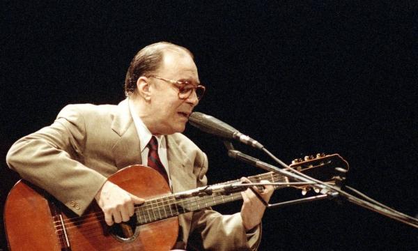 João Gilberto, que morreu no Rio aos 88 anos, inventou a batida que caracterizaria a bossa bova e revolucionaria a música brasileira.(Imagem:Leo Aversa / Agência O Globo)